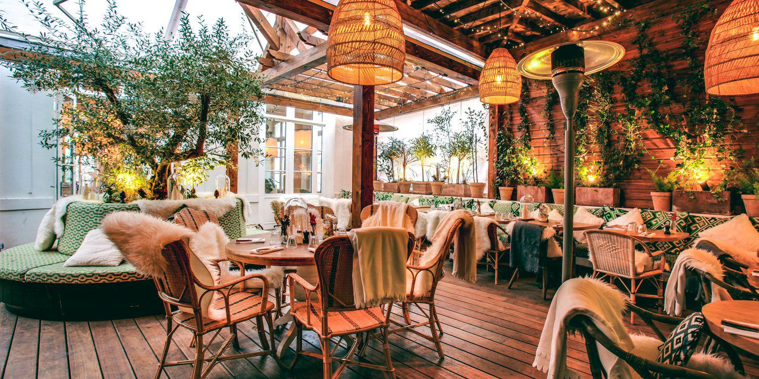 Terrasse de la Brasserie d'Auteuil au crépuscule
