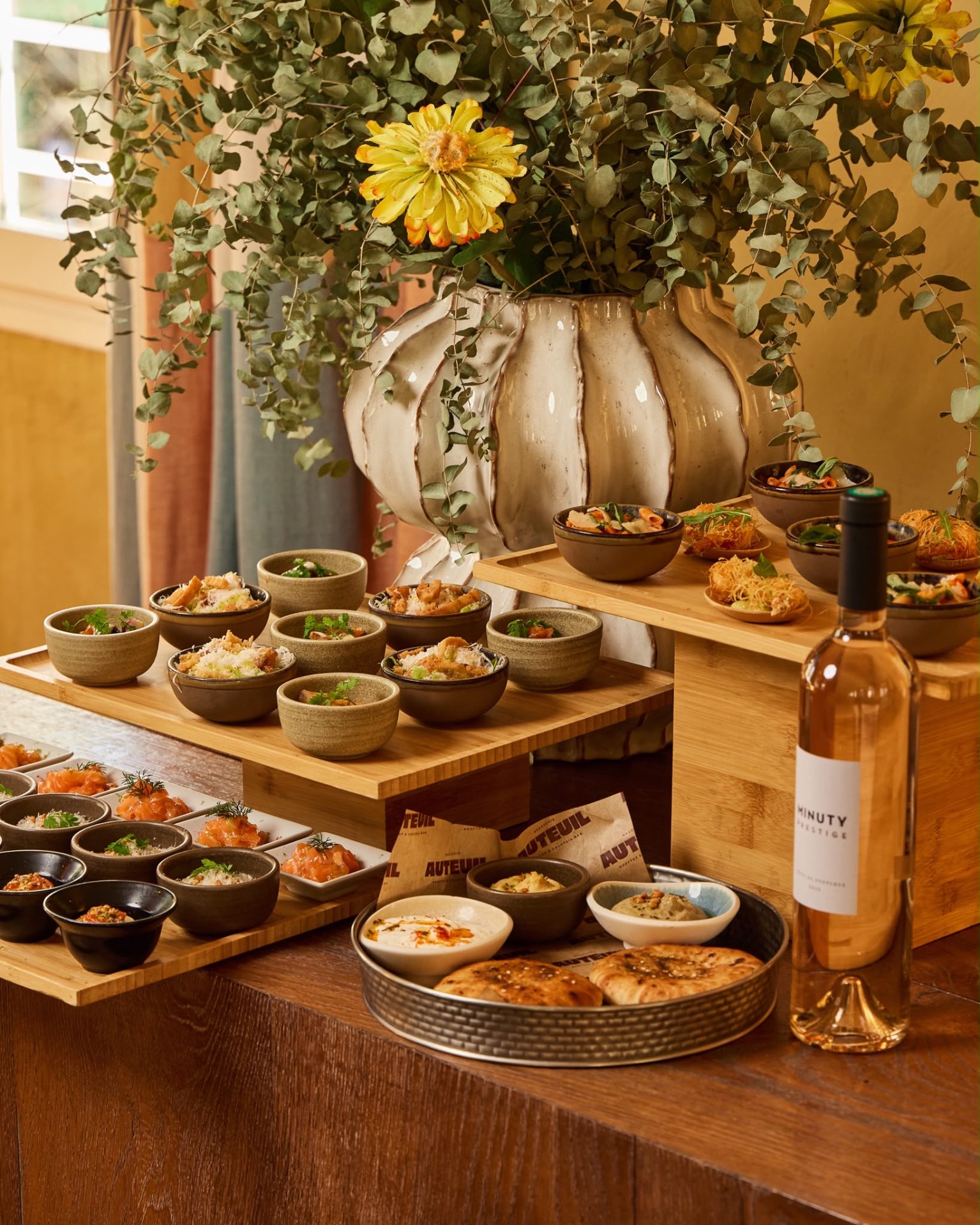 Buffet raffiné avec compositions florales
