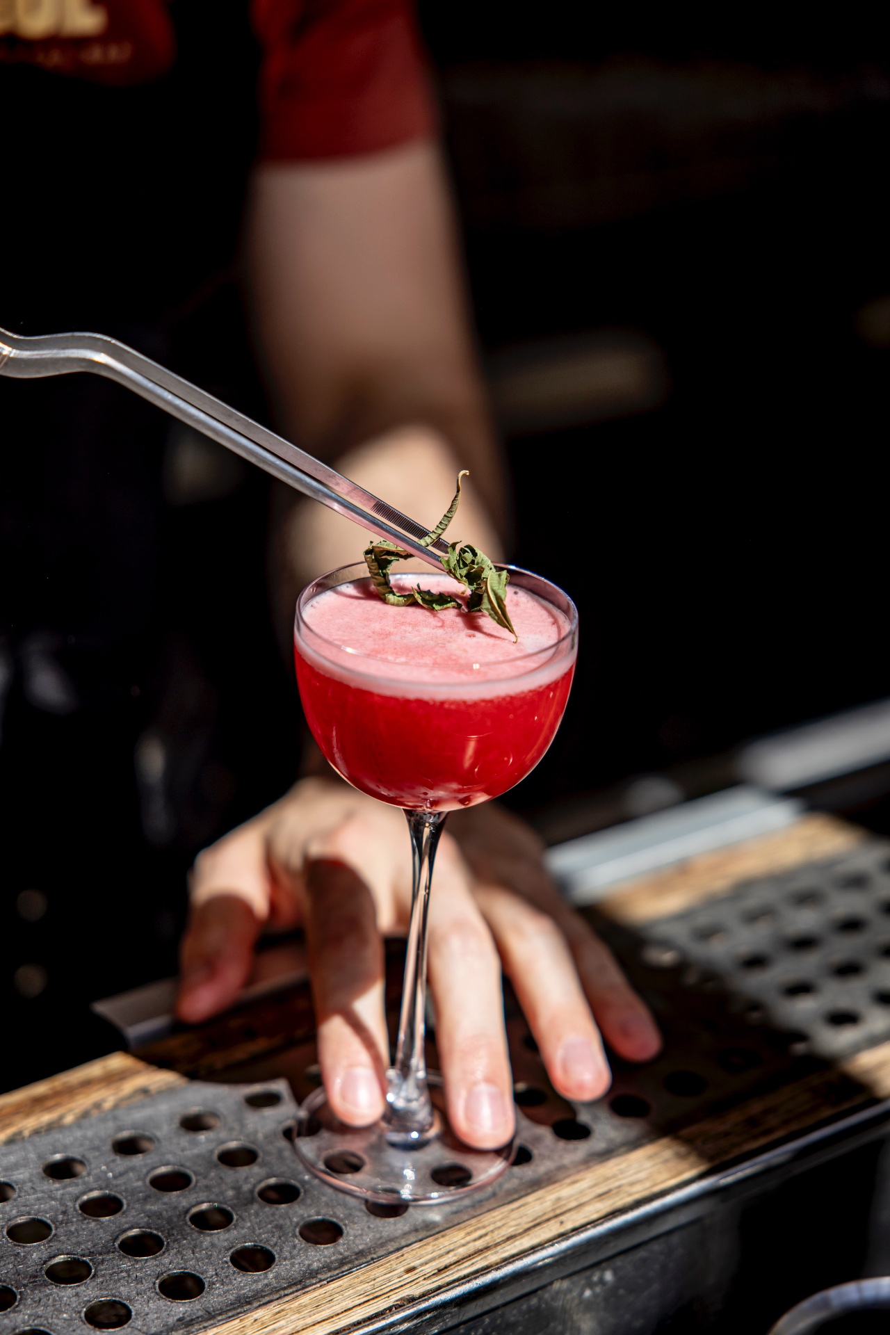 Cocktail rouge dressé à la pince